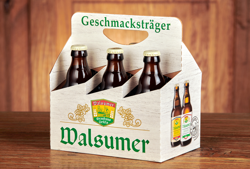 Bierflaschen in einem Sechserträger
