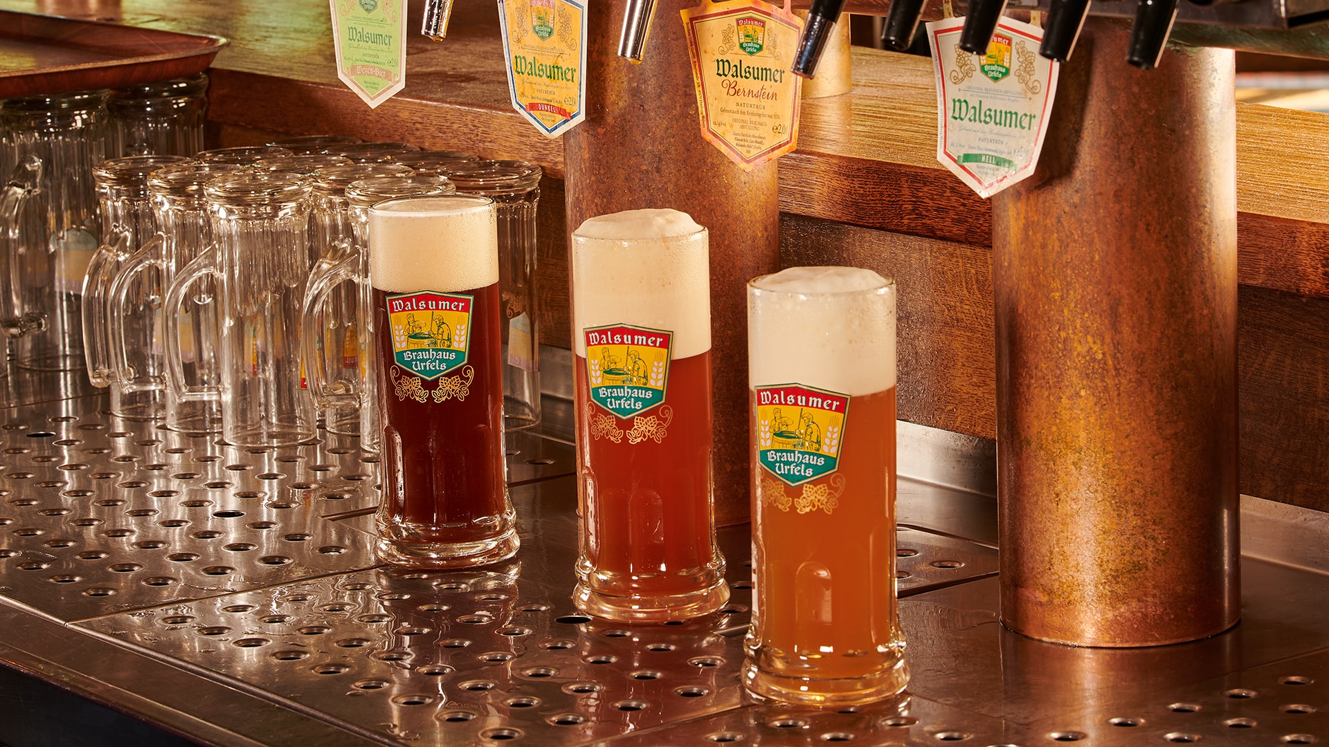 Drei frisch gezapfte Biere auf der Theke