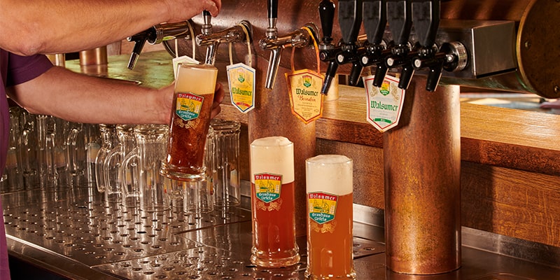 Frisch gezapftes Walsumer Bier an der Theke